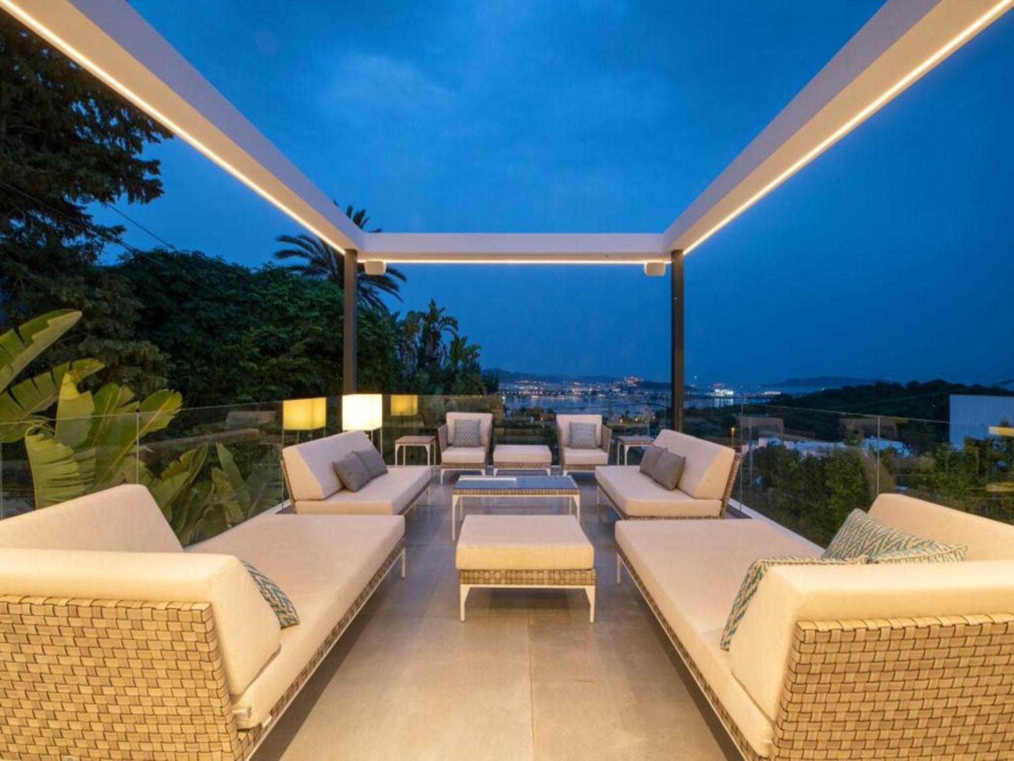 Opulent Retreat Manor Appartamento